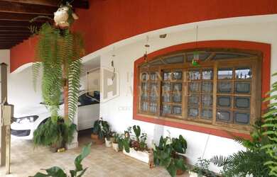 Imagem: A casa possui 2 Dormitórios, 3 Banheiros, 2 Vagas na garagem