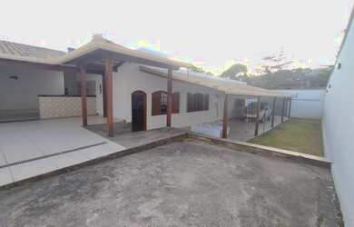 Imagem: A casa possui 3 Dormitórios, 2 Banheiros, 5 Vagas na garagem