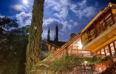 Imagem: A casa possui 4 Dormitórios, 4 Banheiros, 4 Vagas na garagem