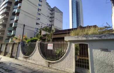 Imagem: A casa possui 3 Dormitórios, 3 Banheiros, 3 Vagas na garagem