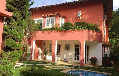 Imagem: A casa possui 3 Dormitórios, 5 Banheiros, 2 Vagas na garagem