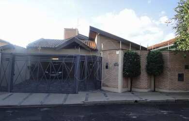 Imagem: A casa possui 3 Dormitórios, 5 Banheiros, 4 Vagas na garagem