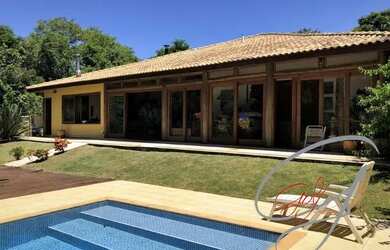 Imagem: A casa em condomínio possui 4 Dormitórios, 4 Banheiros, 5