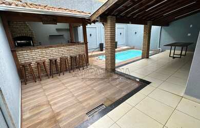 Imagem: A casa possui 2 Dormitórios, 2 Banheiros, 3 Vagas na garagem