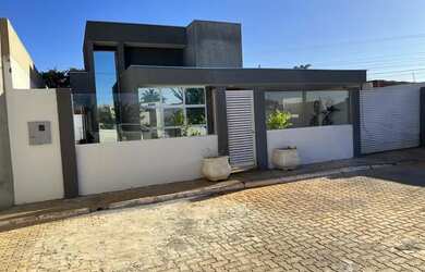 Imagem: A casa em condomínio possui 3 Dormitórios, 3 Banheiros, 2