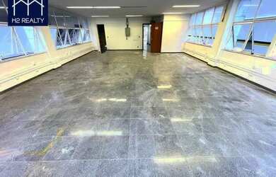 Imagem: O depósito possui 5 Vagas na garagem e 3390m² de Área e está