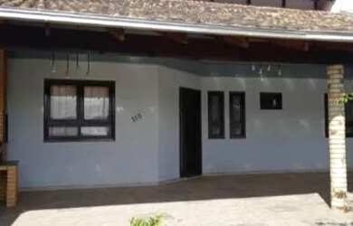 Imagem: A casa possui 3 Dormitórios, 1 Banheiro, 3 Vagas na garagem