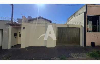 Imagem: A casa possui 3 Dormitórios, 2 Banheiros, 2 Vagas na garagem