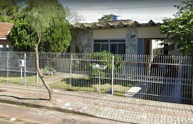 Imagem: A casa possui 4 Dormitórios, 4 Banheiros, 4 Vagas na garagem