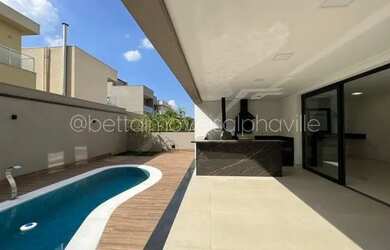 Imagem: A casa em condomínio possui 4 Dormitórios, 4 Banheiros, 4