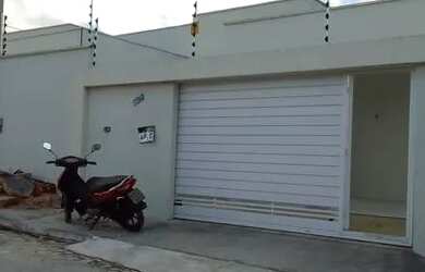 Imagem: A casa possui 2 Dormitórios, 2 Banheiros e 2 Vagas na garagem