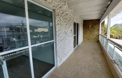 Imagem: A casa possui 4 Dormitórios, 3 Banheiros, 5 Vagas na garagem