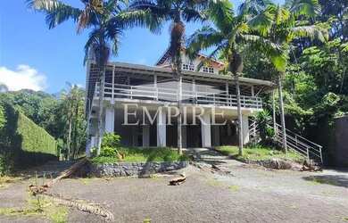 Imagem: A casa em condomínio possui 4 Dormitórios, 1 Banheiro, 900m²