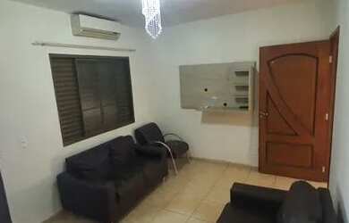 Imagem: A casa possui 3 Dormitórios, 2 Banheiros, 2 Vagas na garagem