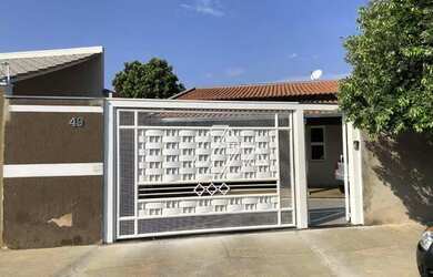 Imagem: A casa possui 3 Dormitórios, 4 Banheiros, 5 Vagas na garagem