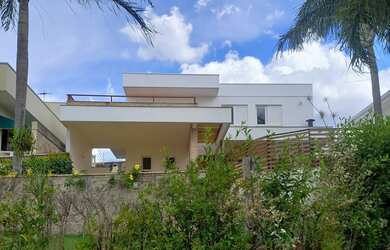 Imagem: A casa em condomínio possui 4 Dormitórios, 4 Banheiros, 2