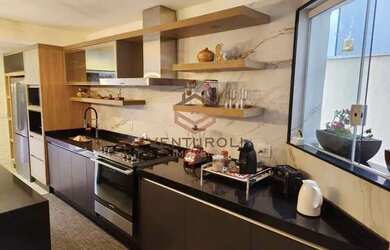 Imagem: A casa possui 4 Dormitórios, 5 Banheiros, 2 Vagas na garagem