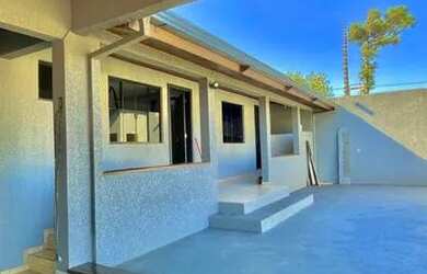 Imagem: A casa possui 1 Dormitório, 2 Banheiros, 2 Vagas na garagem