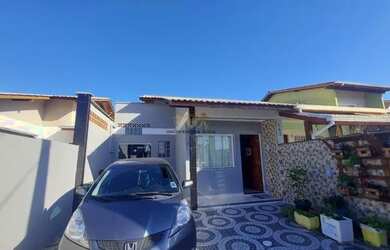 Imagem: A casa possui 3 Dormitórios, 2 Banheiros, 2 Vagas na garagem