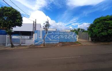 Imagem: O depósito possui 2 Vagas na garagem, 225m² de Área e está