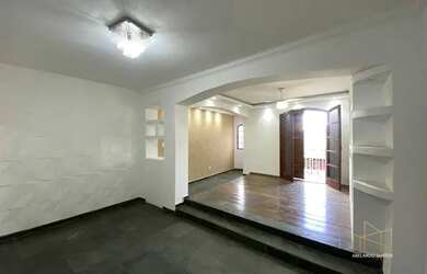 Imagem: A casa possui 2 Dormitórios, 2 Banheiros, 2 Vagas na garagem