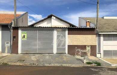 Imagem: A casa possui 3 Dormitórios, 1 Banheiro, 1 Vaga na garagem