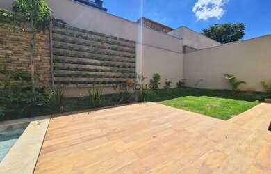 Imagem: A casa possui 4 Dormitórios, 5 Banheiros, 5 Vagas na garagem