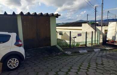 Imagem: A casa possui 2 Dormitórios, 1 Banheiro, 2 Vagas na garagem