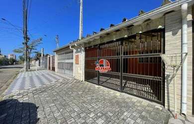 Imagem: A casa possui 2 Dormitórios, 2 Banheiros, 2 Vagas na garagem