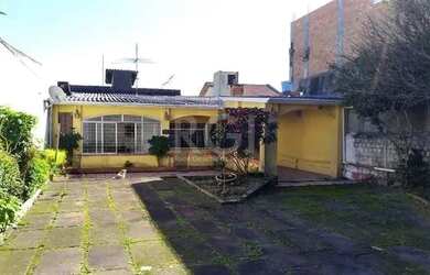 Imagem: A casa possui 3 Dormitórios, 2 Banheiros, 3 Vagas na garagem