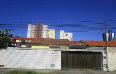 Imagem: A casa possui 4 Dormitórios, 5 Banheiros, 5 Vagas na garagem