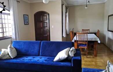 Imagem: A casa possui 3 Dormitórios, 2 Banheiros, 5 Vagas na garagem