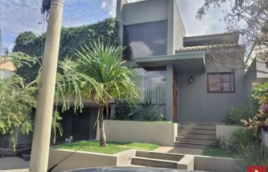 Imagem: A casa em condomínio possui 4 Dormitórios, 5 Banheiros, 2