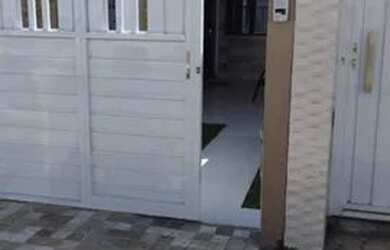 Imagem: A casa possui 3 Dormitórios, 2 Banheiros, 2 Vagas na garagem