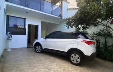 Imagem: A casa possui 4 Dormitórios, 4 Banheiros, 2 Vagas na garagem