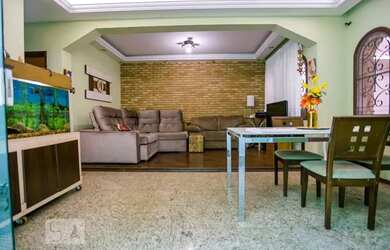 Imagem: A casa possui 3 Dormitórios, 4 Banheiros, 3 Vagas na garagem