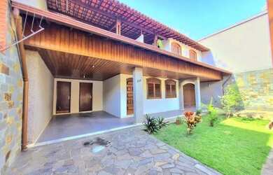 Imagem: A casa possui 4 Dormitórios, 3 Banheiros, 5 Vagas na garagem