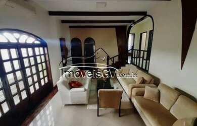 Imagem: A casa possui 5 Dormitórios, 2 Banheiros, 3 Vagas na garagem