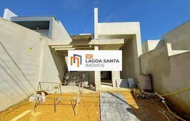 Imagem: A casa possui 3 Dormitórios, 2 Banheiros, 2 Vagas na garagem