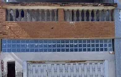 Imagem: A casa possui 4 Dormitórios, 3 Banheiros, 2 Vagas na garagem