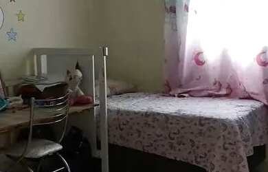 Imagem: A casa possui 2 Dormitórios, 1 Banheiro, 1 Vaga na garagem