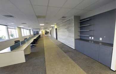 Imagem: O depósito para alugar possui 5 Vagas na garagem e 503m² de