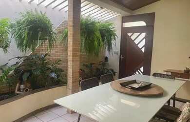 Imagem: A casa possui 2 Dormitórios, 1 Banheiro, 1 Vaga na garagem