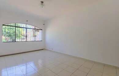 Imagem: A casa possui 3 Dormitórios, 4 Banheiros, 2 Vagas na garagem