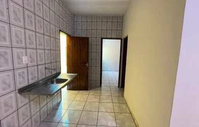 Imagem: A casa possui 2 Dormitórios, 2 Banheiros, 2 Vagas na garagem