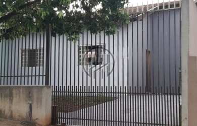 Imagem: A casa possui 3 Dormitórios, 1 Banheiro, 2 Vagas na garagem