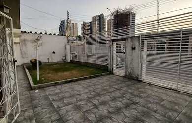 Imagem: A casa possui 3 Dormitórios, 2 Banheiros, 3 Vagas na garagem