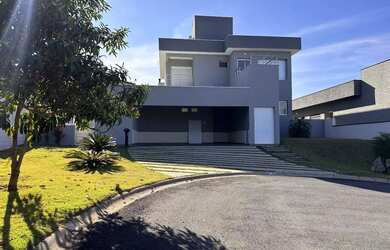 Imagem: A casa possui 3 Dormitórios, 4 Banheiros, 5 Vagas na garagem