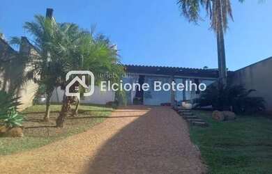 Imagem: A casa possui 2 Dormitórios, 1 Banheiro, 2 Vagas na garagem