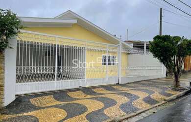 Imagem: A casa possui 4 Dormitórios, 5 Banheiros, 4 Vagas na garagem